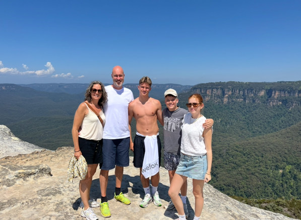 Nels med sin familie på en rejse i udlandet