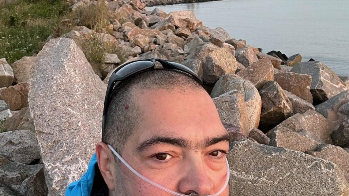 Marlo på gåtur med iltapperat på ryggen