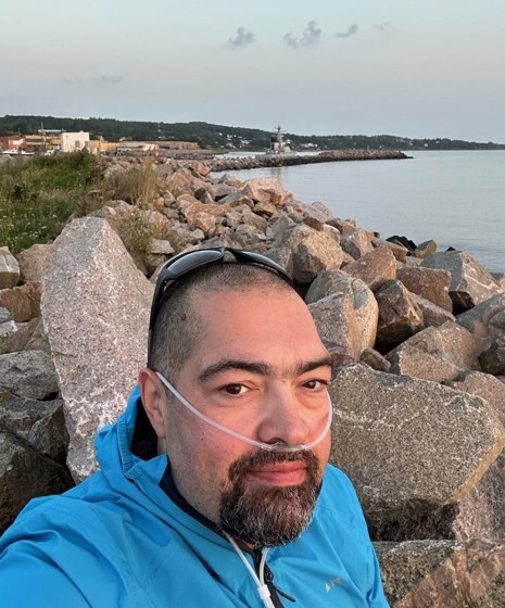 Marlo på gåtur med iltapperat på ryggen