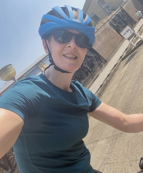 Kerstin på cykel 
