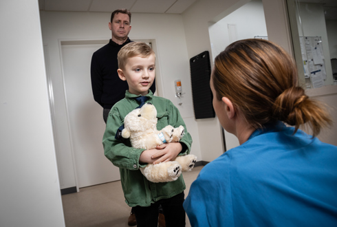 En dreng bliver mødt af en sygeplejerske 