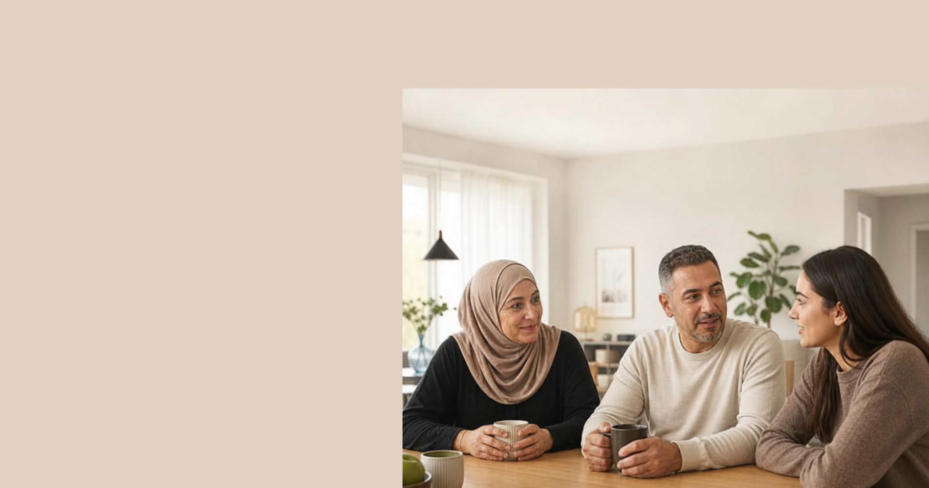 Familie der sidder rundt om et bord 
