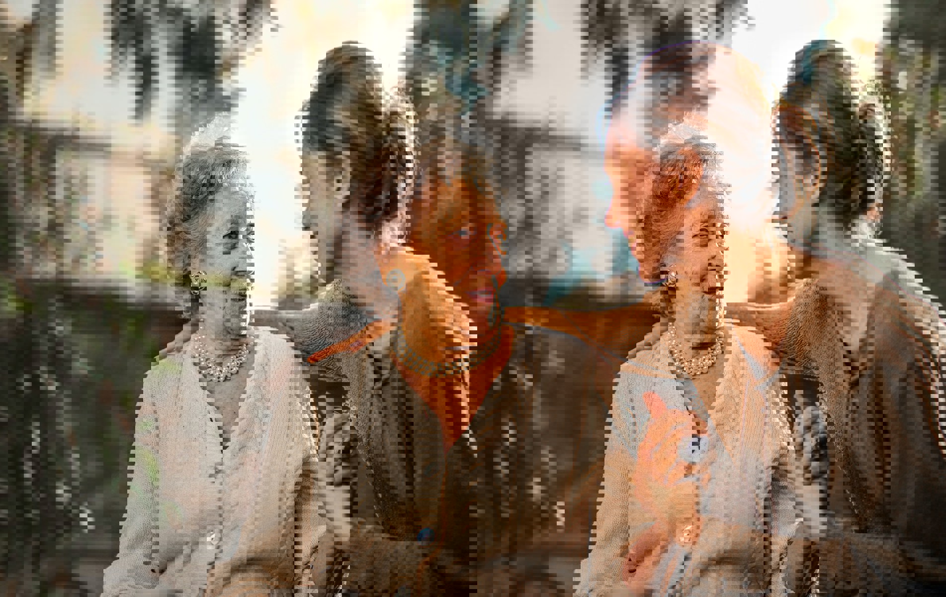 Gammel og yngre damer i omfavnelse