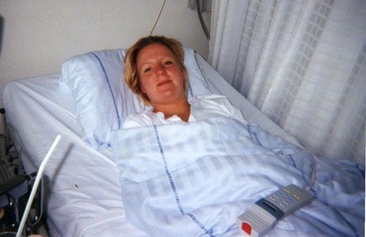 Camilla Staubo i en hospitalsseng