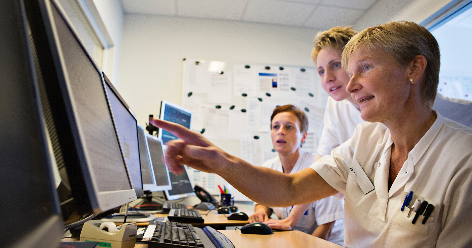 Tre sygeplejesker ved en computer 