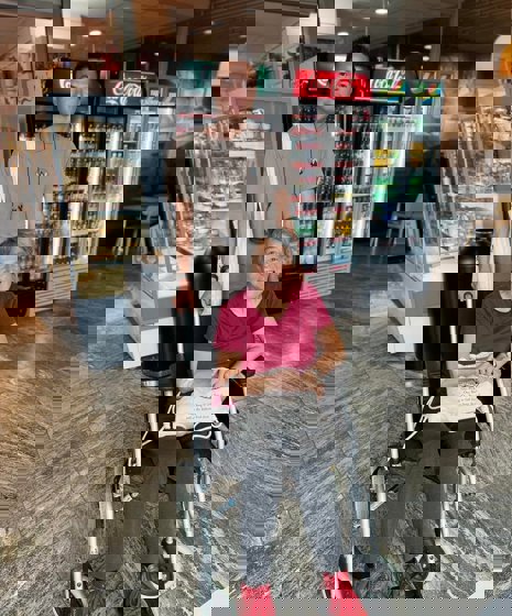 Anna i kørestol og med iltapparat 