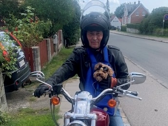 Søren på sin motorcykel med sin hund