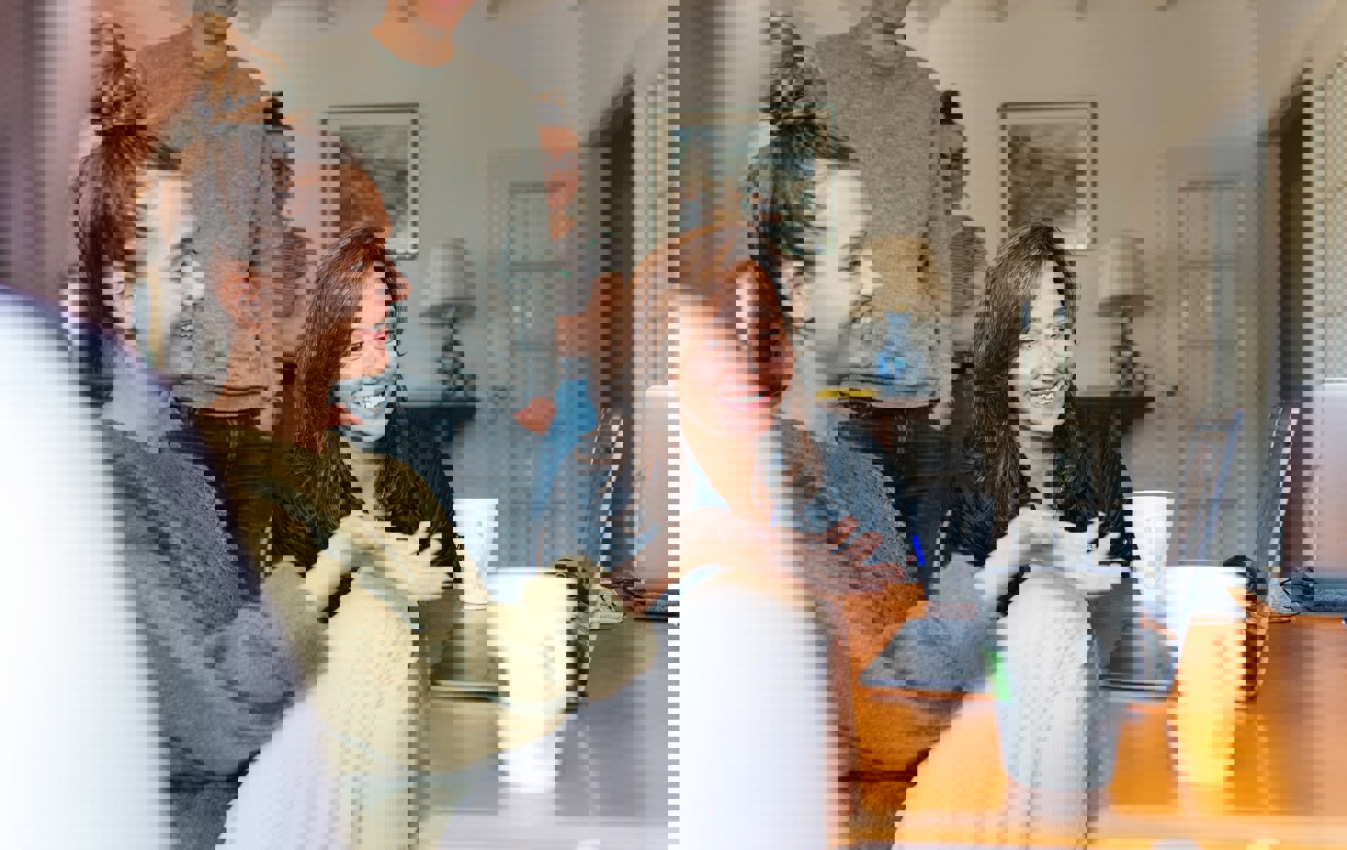 fire unge sidder omkring en computer, griner