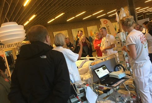 Læger og besøgende på hospitalsstue