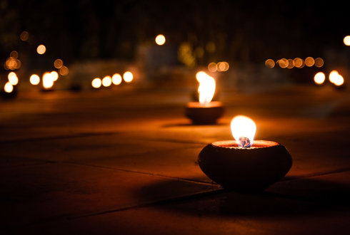 Tændte stearinlys på fliser