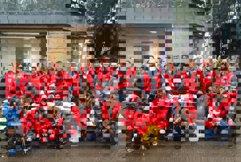 En flok med røde organ-veste i gadebilledet