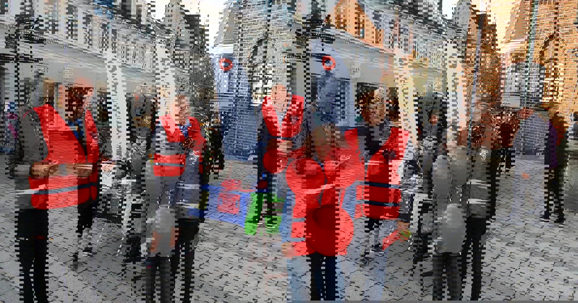 Folk på gågade uddeler donorfolder