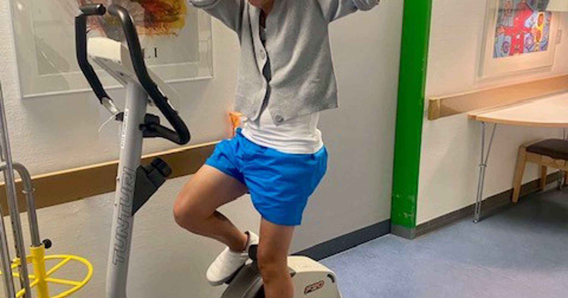 kvinde på motionscykel