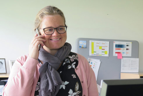 Sekretær og fagperson er klar ved telefonen