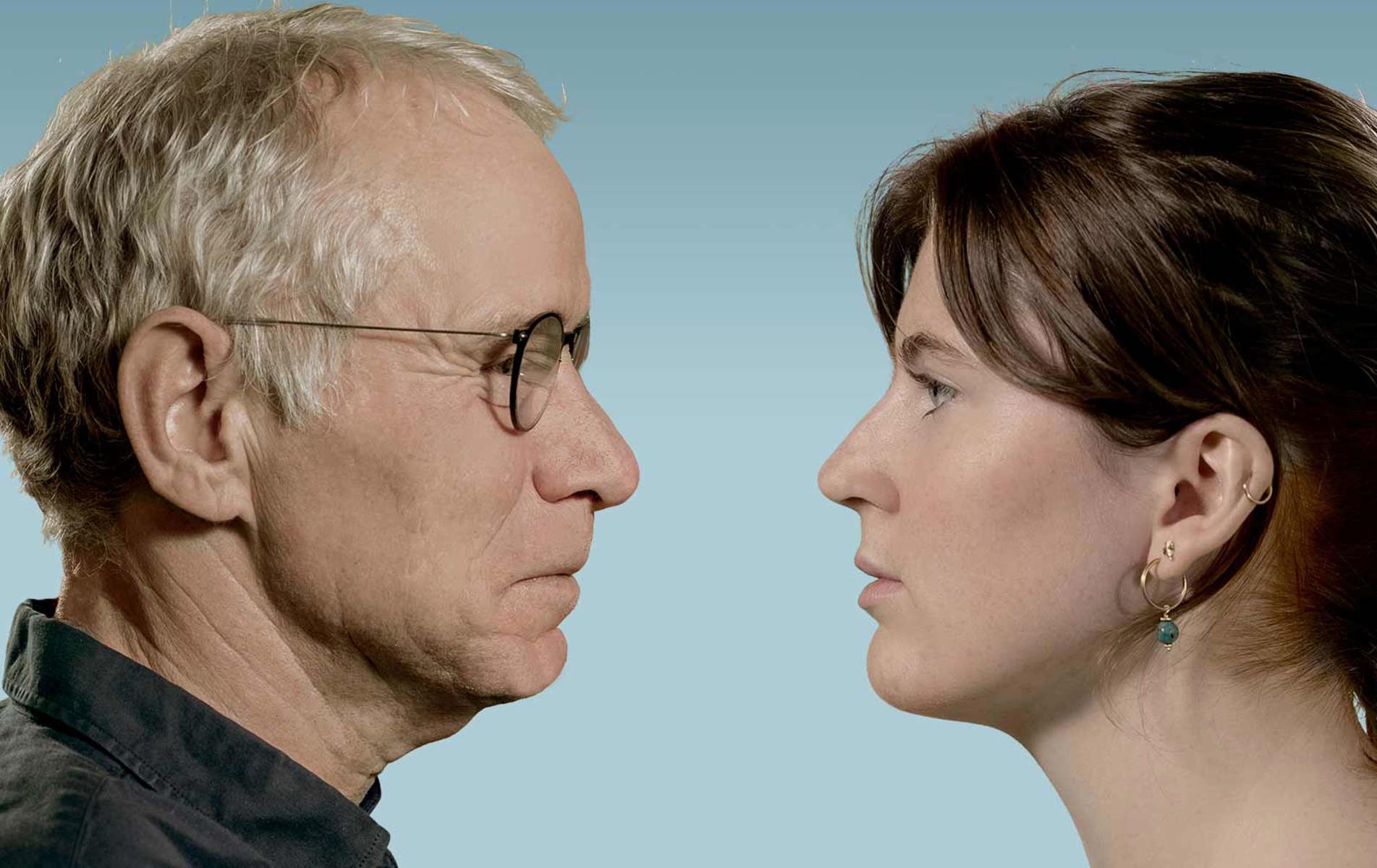 Mand og kvinde i profil kigger på hinanden