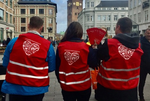 Tre frivillige deler materialer ud om organdonation 